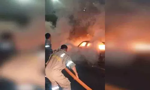 चलती कार में लगी आग, चालक ने ऐसे बचाई जान, VIDEO