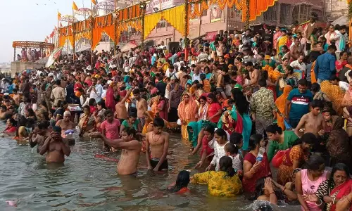 Patna: कार्तिक पूर्णिमा के मौके पर लोगों ने लगाई गंगा में आस्था की डुबकी