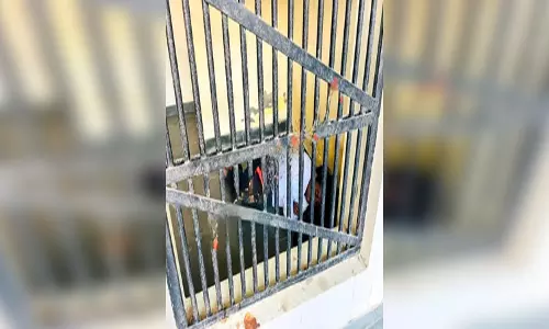हवालात से सामने आई एसडीएम को थप्पड़ मारने वाले की पहली तस्वीर हवालात से सामने आई एसडीएम को थप्पड़ मारने वाले की पहली तस्वीर
