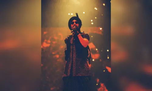 Diljit Dosanjh: मशहूर पंजाबी सिंगर दिलजीत दोसांझ कॉन्सर्ट में नहीं गा पाएंगे ये गाने, पुलिस ने थमाया नोटिस Diljit Dosanjh: मशहूर पंजाबी सिंगर दिलजीत दोसांझ कॉन्सर्ट में नहीं गा पाएंगे ये गाने, पुलिस ने थमाया नोटिस