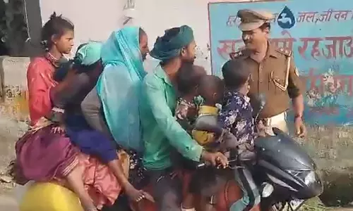 OMG! एक बाइक पर बैठे 8 लोगों को देखकर पुलिस भी हैरान, साथ में दिखा लाठी, रजाई और गद्दा