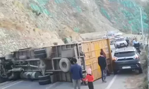 Tanakpur Champawat एनएच पर पलटा ट्रक, हादसे के बाद बड़े वाहनों के लिए बंद