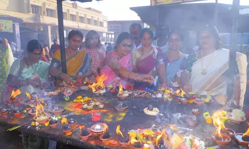 Telangana: कार्तिक पूर्णिमा वेमुलावाड़ा में श्री राज राजेश्वर स्वामी मंदिर में मनाई गई