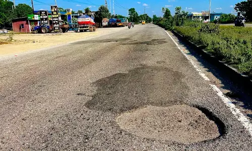 Assam : नलबाड़ी से बारपेटा तक एनएच-27 सड़क यात्रियों के लिए मौत का जाल बन गई Assam : नलबाड़ी से बारपेटा तक एनएच-27 सड़क यात्रियों के लिए मौत का जाल बन गई