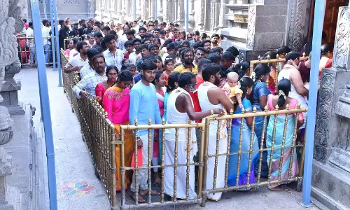 Telangana: यादगिरिगुट्टा मंदिर में उमड़ी श्रद्धालुओं की भीड़