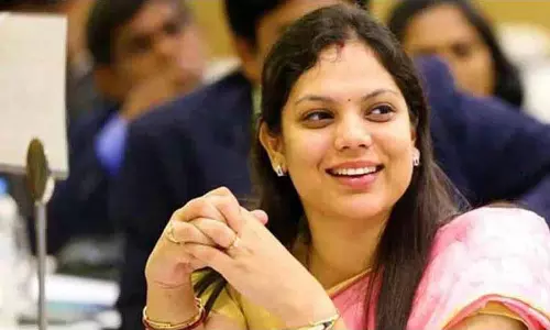 Karimnagar कलेक्टर ने स्कूली बच्चों के लिए एक गीत लिखा, गाया Karimnagar कलेक्टर ने स्कूली बच्चों के लिए एक गीत लिखा, गाया