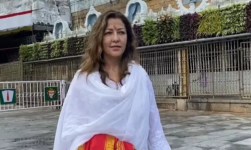 Actress Aditi Govitrikar ने तिरुमाला मंदिर में पूजा-अर्चना की Actress Aditi Govitrikar ने तिरुमाला मंदिर में पूजा-अर्चना की