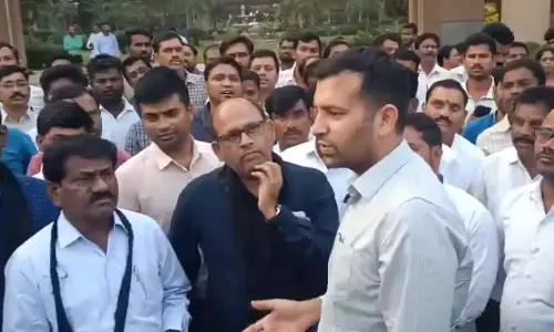 Vikarabad कलेक्टर पर हमले को लेकर तेलंगाना कर्मचारियों का विरोध प्रदर्शन Vikarabad कलेक्टर पर हमले को लेकर तेलंगाना कर्मचारियों का विरोध प्रदर्शन