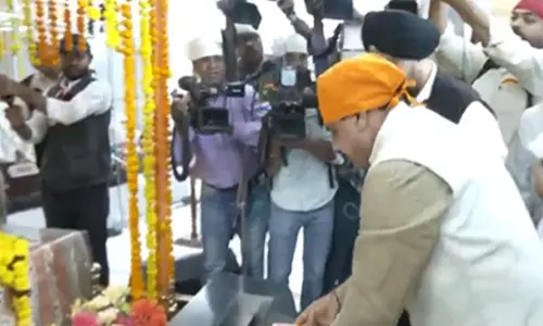मध्य प्रदेश के मुख्यमंत्री मोहन यादव ने गुरु नानक जयंती पर Bhopal के गुरुद्वारे में मत्था टेका मध्य प्रदेश के मुख्यमंत्री मोहन यादव ने गुरु नानक जयंती पर Bhopal के गुरुद्वारे में मत्था टेका