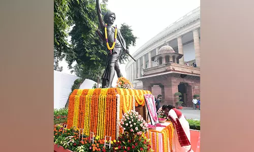 राष्ट्रपति मुर्मू ने संसद परिसर में Birsa Munda को पुष्पांजलि अर्पित की