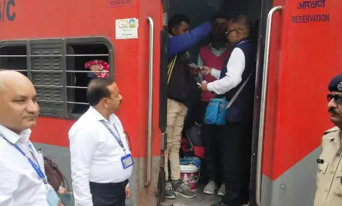 Moradabad: रेलवे स्टेशन पर किलेबंदी टिकट चेकिंग अभियान चलाया गया Moradabad: रेलवे स्टेशन पर किलेबंदी टिकट चेकिंग अभियान चलाया गया