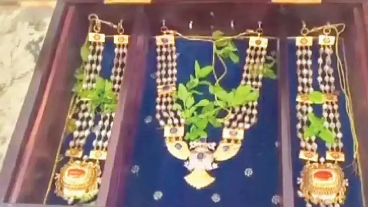 Tirumala भगवान को स्वर्ण वैजयंती माला भेंट की गई Tirumala भगवान को स्वर्ण वैजयंती माला भेंट की गई