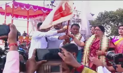 CM माझी ने पारादीप बंदरगाह में बोइता बंदना को हरी झंडी दिखाई CM माझी ने पारादीप बंदरगाह में बोइता बंदना को हरी झंडी दिखाई