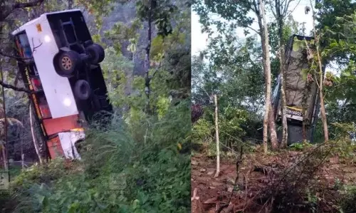 KERALA : कन्नूर में बस पलटने से दो लोगों की मौत, कई घायल KERALA : कन्नूर में बस पलटने से दो लोगों की मौत, कई घायल