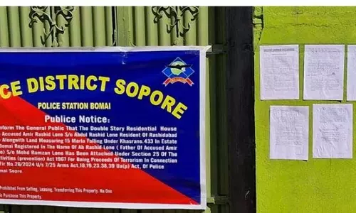 Jammu: पुलिस ने आतंकी सहयोगी के घर की कुर्की की