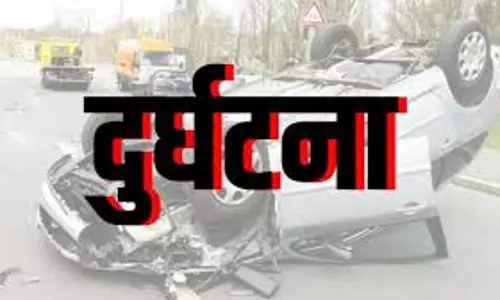 Shamli: हरिद्वार जा रही कार तेज रफ्तार ट्रक की चपेट में आने से बुरी तरह क्षतिग्रस्त हुई