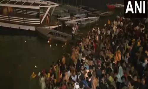 कार्तिक पूर्णिमा पर गंगा नदी में पवित्र स्नान के लिए Varanasi में उमड़े श्रद्धालु