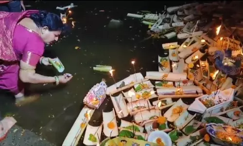 Kartik Purnima के दौरान नावों से सिक्के इकट्ठा करते समय नाबालिग लड़की तालाब में डूबी