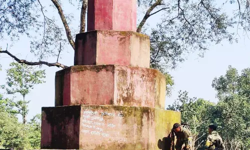 बीजापुर में नक्सल स्मारक ध्वस्त किए गए बीजापुर में नक्सल स्मारक ध्वस्त किए गए