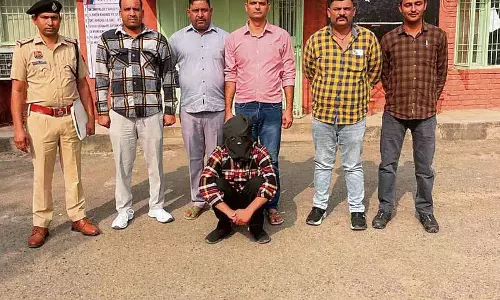 Chandigarh: 19 वर्षीय युवक देशी पिस्तौल के साथ गिरफ्तार Chandigarh: 19 वर्षीय युवक देशी पिस्तौल के साथ गिरफ्तार