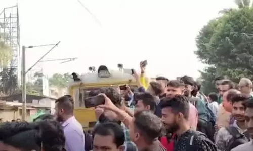 ट्रेन सेवाओं में कटौती के विरोध में Kolkata के अशोकनगर स्टेशन पर यात्रियों ने ट्रैक जाम किया