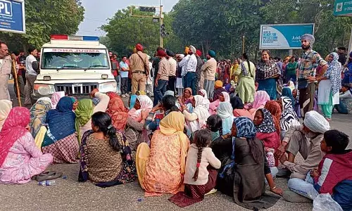 चाकू घोंपने वाले के परिजनों ने Airport Road को 10 घंटे तक जाम रखा