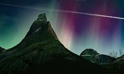 Norway में चमकते हुए ऑरोरा के नीचे कृत्रिम बादल छोड़े