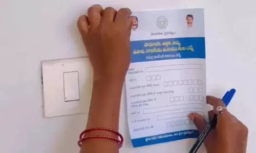Medchal में सड़क किनारे बिखरे मिले जाति जनगणना के आवेदन Medchal में सड़क किनारे बिखरे मिले जाति जनगणना के आवेदन