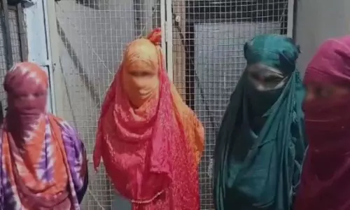 BREAKING: किराए के मकान में चला रहे थे सेक्स कारोबार, पुलिस ने मारा छापा BREAKING: किराए के मकान में चला रहे थे सेक्स कारोबार, पुलिस ने मारा छापा