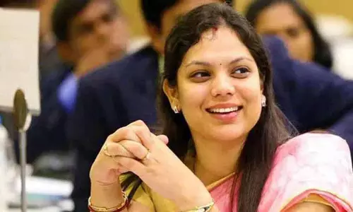 Karimnagar कलेक्टर ने स्कूली बच्चों के लिए एक गीत लिखा गाया