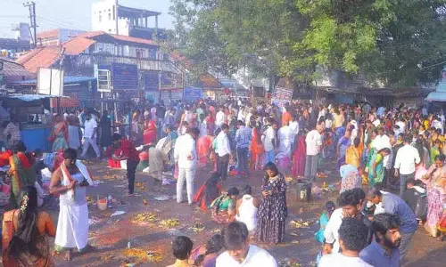 Sircilla में कार्तिक पूर्णिमा पर वेमुलावाड़ा मंदिर में भक्तों की उमड़ी भीड़ Sircilla में कार्तिक पूर्णिमा पर वेमुलावाड़ा मंदिर में भक्तों की उमड़ी भीड़