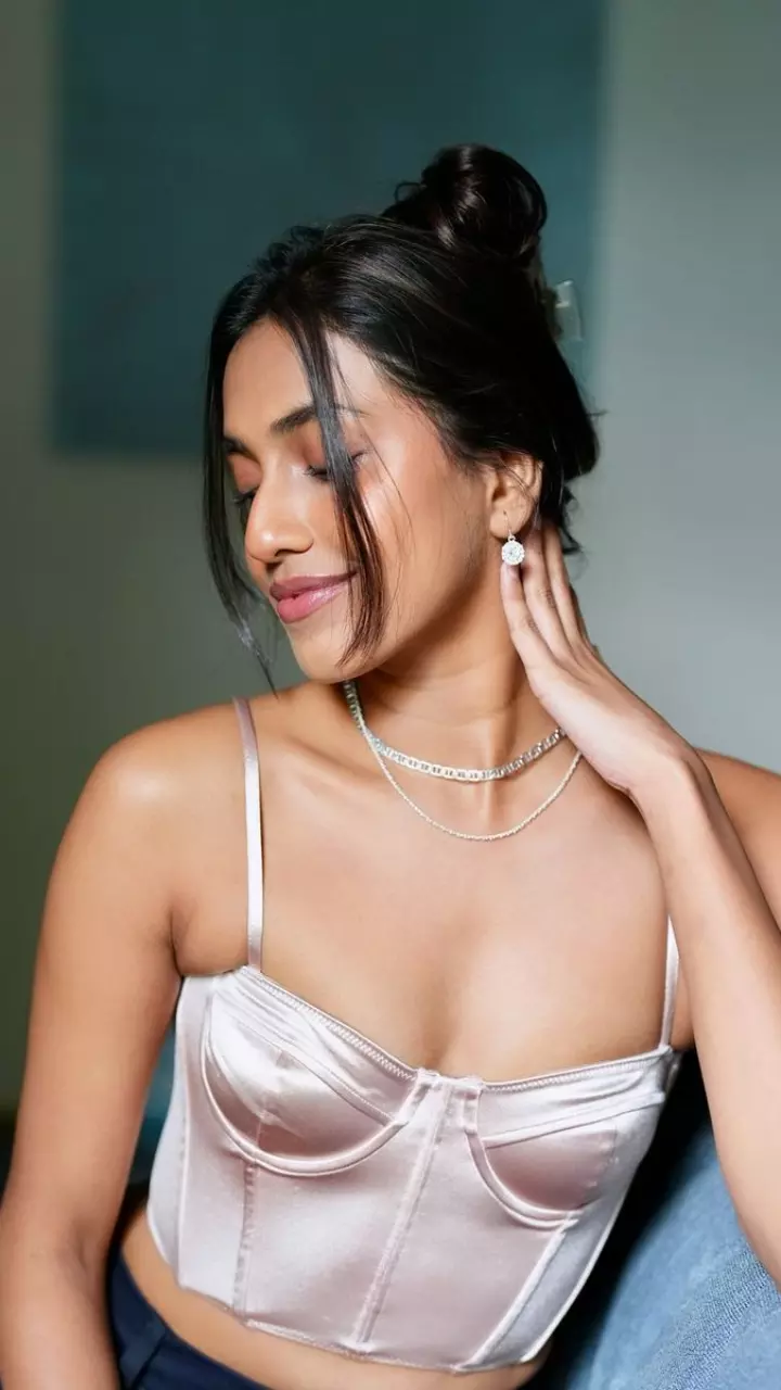 रति हुलजी का सिज़लिंग लुक