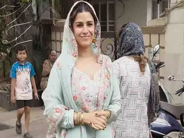 गुरु नानक जयंती पर मुंबई के गुरुद्वारे में Nimrat Kaur ने मत्था टेका