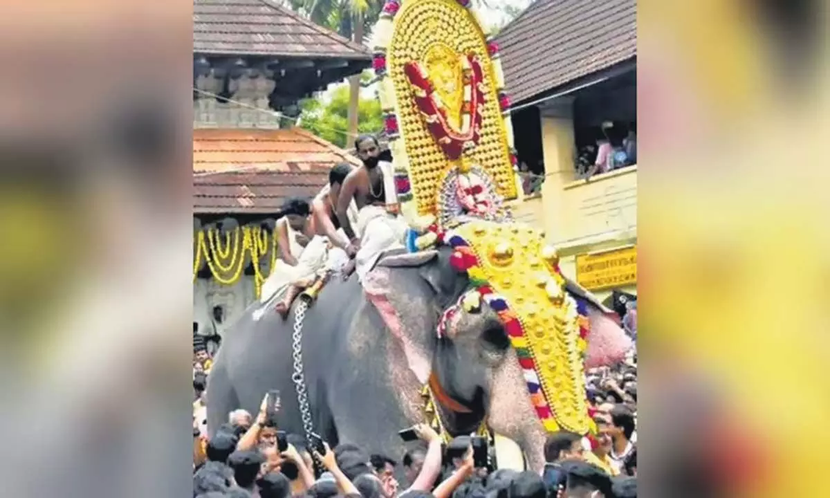 Kerala: त्योहारों के आयोजन को लेकर अनिश्चितता के कारण विरोध प्रदर्शन शुरू