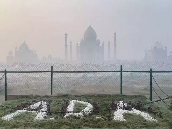 कोहरे की घनी परत के कारण Taj Mahal बमुश्किल दिखाई दे रहे