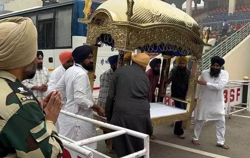 Guru Nanak की जयंती सीमा के दोनों ओर हर्षोल्लास से मनाई गई