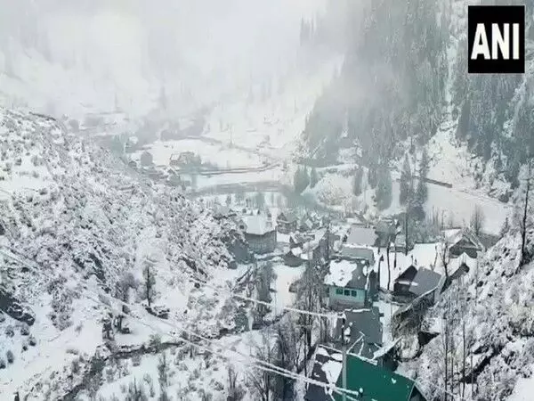 J-K: कुपवाड़ा के माछिल सेक्टर में ताजा बर्फबारी हुई