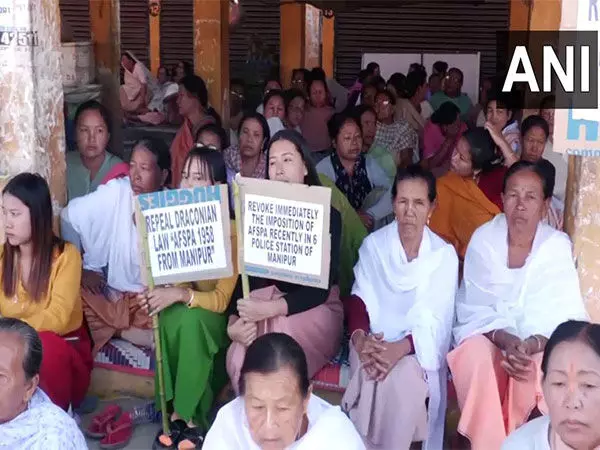 Manipur: बढ़ते तनाव के बीच कथित अपहरण के बाद लामलाई, चालौ गांव की महिलाओं ने किया विरोध प्रदर्शन