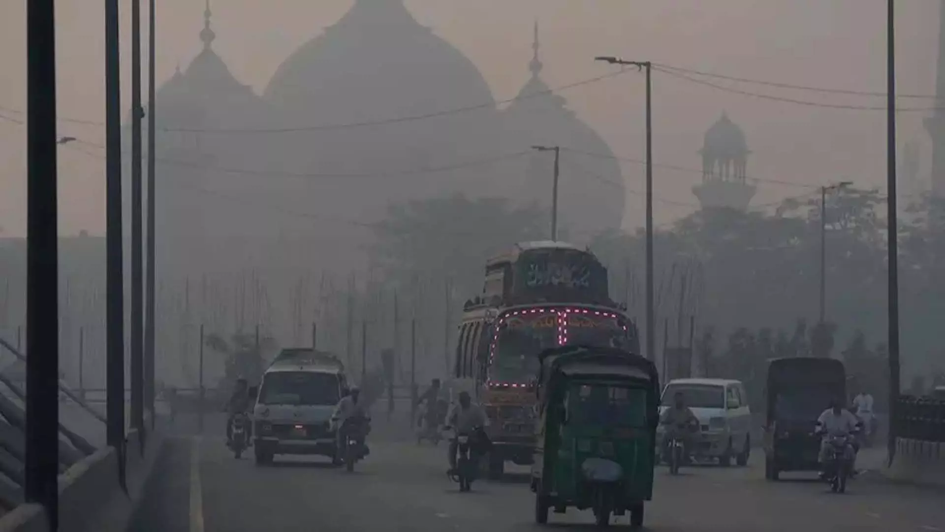 Pakistan: कई शहरों में AQI खतरनाक स्तर को पार करने के बाद कृत्रिम बारिश कराई गई