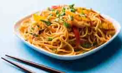 Chili Cheese Noodles: शाम की भूख मिटाने के लिए इसे बनाएं
