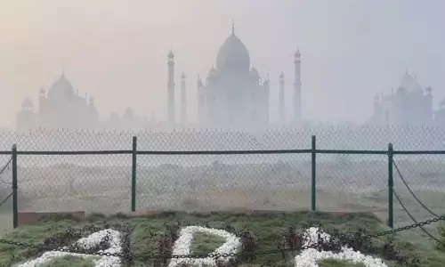 कोहरे की घनी परत के कारण Taj Mahal बमुश्किल दिखाई दे रहे कोहरे की घनी परत के कारण Taj Mahal बमुश्किल दिखाई दे रहे