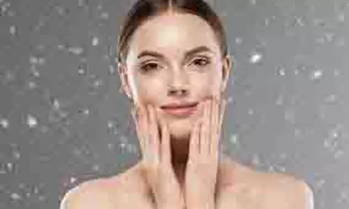 Winter Skin Care: चेहरे पर चमक लाने के लिए गुलाब जल में क्या मिलाएं