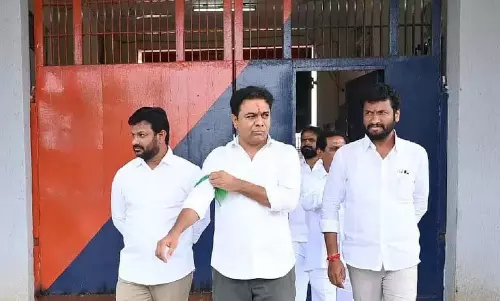 TG: बीआरएस नेताओं ने केटीआर के घर पर पूरी रात धरना दिया TG: बीआरएस नेताओं ने केटीआर के घर पर पूरी रात धरना दिया