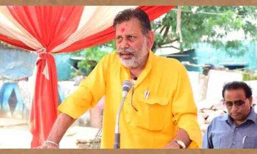 Gwalior: यूपी सरकार के मंत्री मनोहर लाल मन्नू कोरी के काफिले पर हमला हुआ Gwalior: यूपी सरकार के मंत्री मनोहर लाल मन्नू कोरी के काफिले पर हमला हुआ