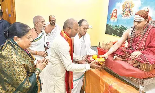 Andhra: टीटीडी ईओ ने श्रृंगेरी सारदा पीठम का दौरा किया Andhra: टीटीडी ईओ ने श्रृंगेरी सारदा पीठम का दौरा किया
