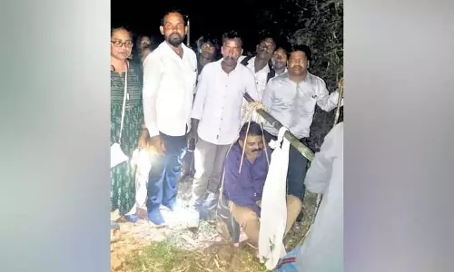 ASR जिले में आदिवासी बस्ती के दौरे के दौरान MPDO बीमार पड़े, डोली में ले जाया गया