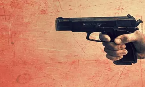 Odisha: ओडिशा में लुटेरों ने पूर्व सैनिक की पत्नी को बंदूक की नोक पर बंधक बनाया Odisha: ओडिशा में लुटेरों ने पूर्व सैनिक की पत्नी को बंदूक की नोक पर बंधक बनाया