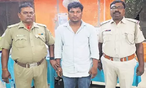 Odisha: गंजम में विदेश में नौकरी दिलाने का वादा कर युवाओं को ठगने के आरोप में एक व्यक्ति गिरफ्तार Odisha: गंजम में विदेश में नौकरी दिलाने का वादा कर युवाओं को ठगने के आरोप में एक व्यक्ति गिरफ्तार