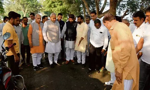 Haryana : सड़क निर्माण में लापरवाही बरतने पर मंत्री ने एक्सईएन, एसडीओ, जेई को किया निलंबित Haryana : सड़क निर्माण में लापरवाही बरतने पर मंत्री ने एक्सईएन, एसडीओ, जेई को किया निलंबित