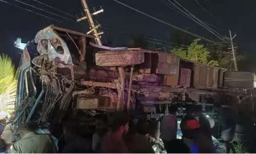 Kannur में नाटक समूह को ले जा रही बस पलटी: दो लोगों का दुखद अंत Kannur में नाटक समूह को ले जा रही बस पलटी: दो लोगों का दुखद अंत